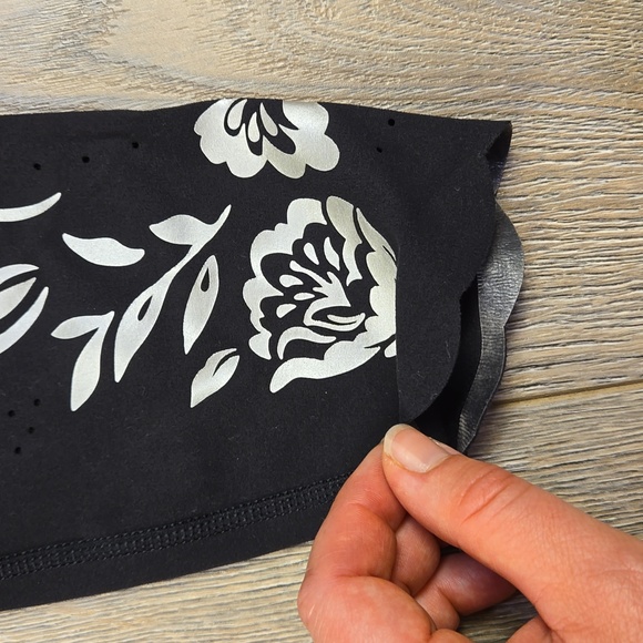 Athleta black floral Elation Eyelet 7/8 tights leggings, size XS - Picture 4 of 11